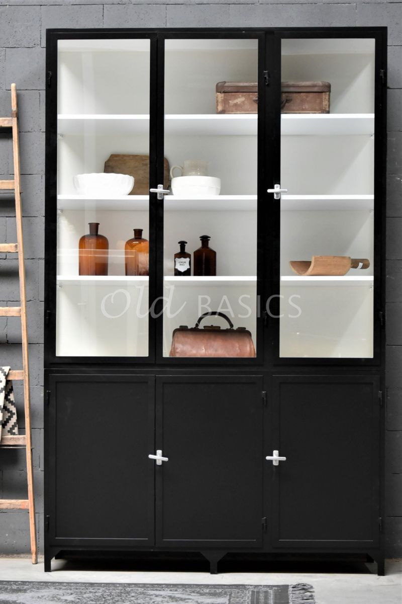 Detail van Apothekerskast Demi, 3 deuren, RAL9005, zwart, materiaal staal